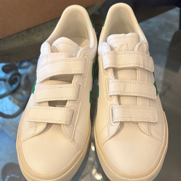 $180 New in Box Veja Ladies White and Green Velcro Sneakers sz 39 /8 - Picture 7 of 16